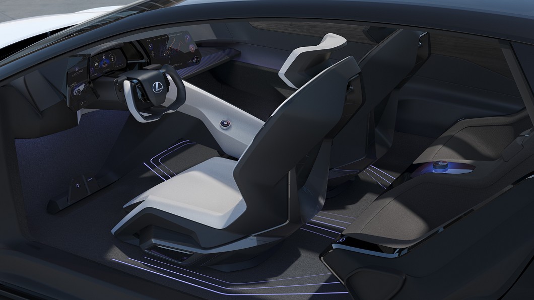 車內以數位化、駕駛導向為設計方向，同時為後做提供寬敞、舒適乘坐空間。(圖片來源/ Lexus)