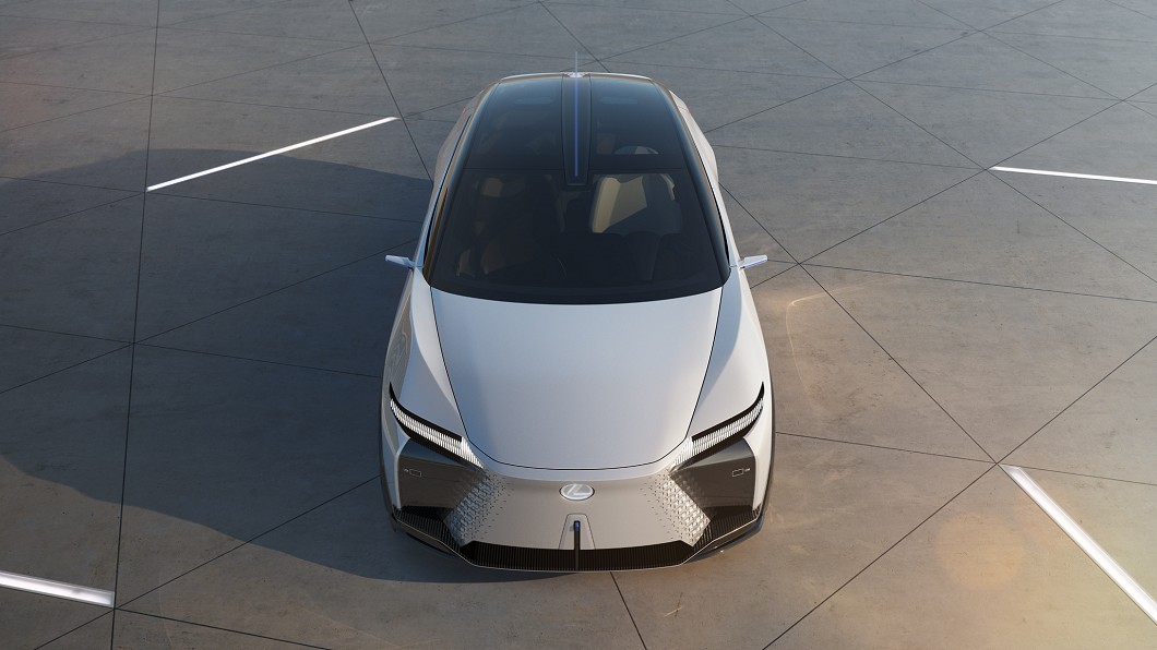 LF-Z Electrified車頂植入垂直穩定翼，融合賽車與超跑的設計元素。(圖片來源/ Lexus)