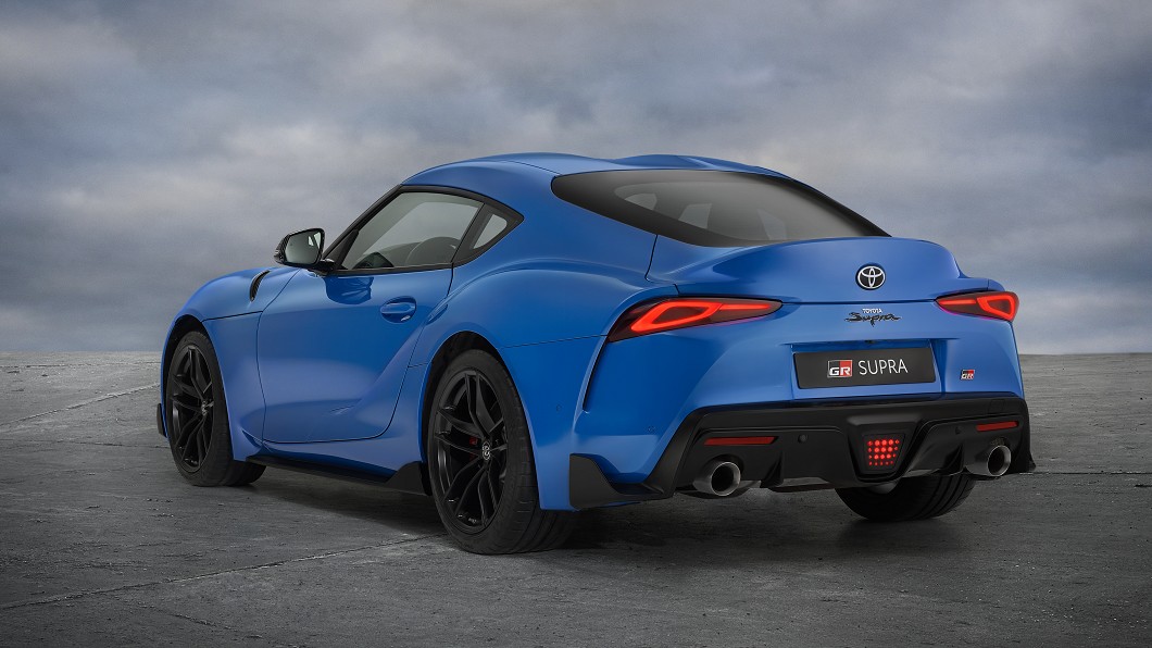 外觀以凜冽藍專屬車色搭配189吋鍛造消光黑色鋁合金輪圈。(圖片來源/ Toyota)