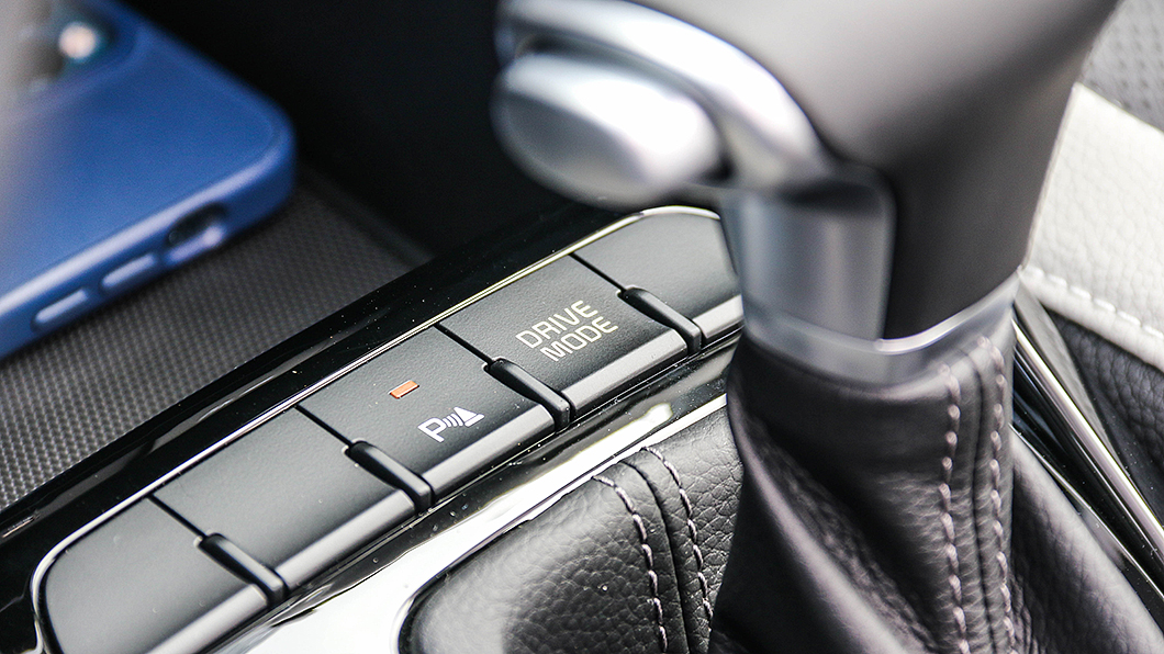 1.0T動力車型配有Drive Mode駕駛模式選擇系統。