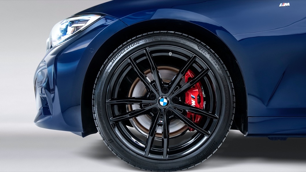 M Sport Midnight Edition夜型版在外觀方面增添黑色高光澤套件。(圖片來源/ BMW)