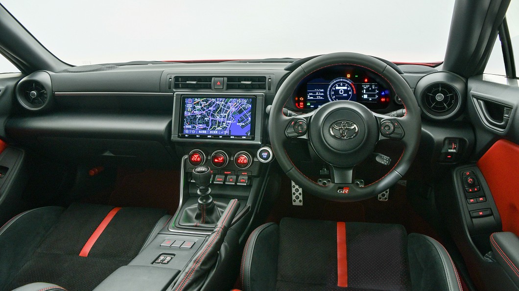 日規版本中控台螢幕尺寸較大，上圖歐規版本則為8吋。(圖片來源/ Toyota)