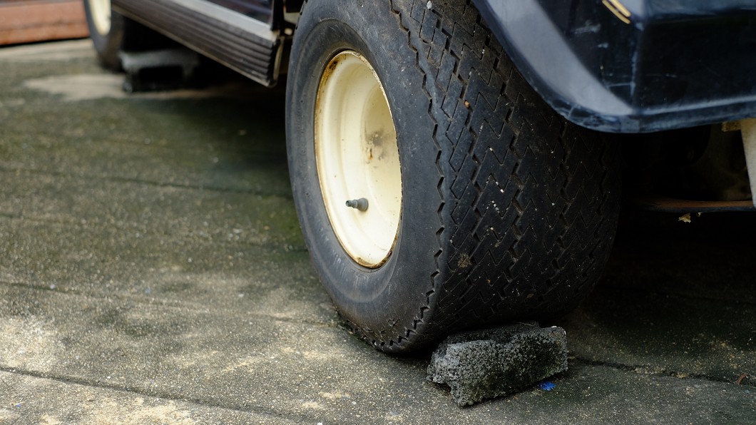 斜坡停放車輛也可以拿石頭來擋住輪胎防止車輛滑動。(圖片來源/ Shutterstock)