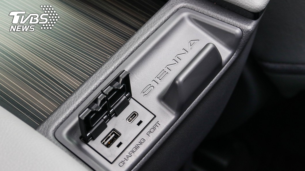 Sienna車內共有7組USB插座。