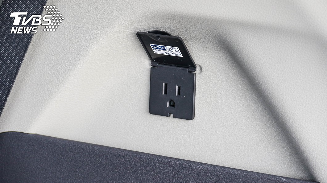 120V電源插座搭配1,500W電源供應器，可以在車內使用一般家電用品。