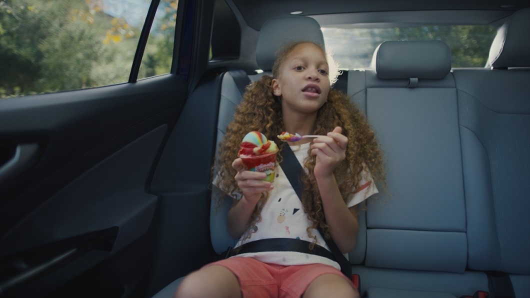 影片中更透過吃冰的小女孩展示聲控功能。(圖片來源/ Volkswagen)
