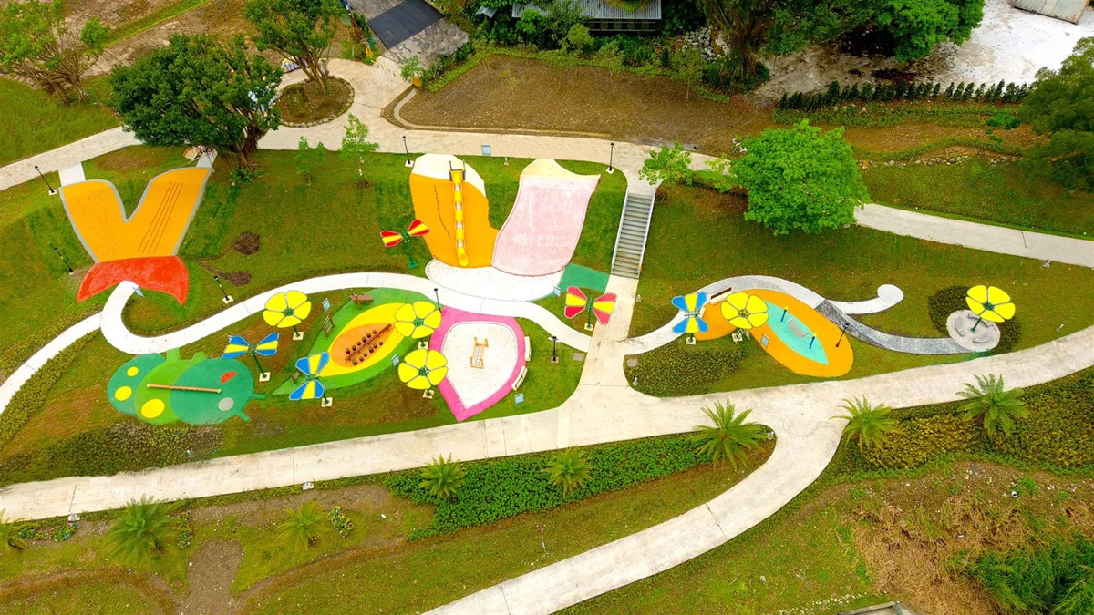 小孩放電區+１！近700坪「灣潭兒童遊戲場」開放了，攀爬坡、會晃動的吊床通通玩爆