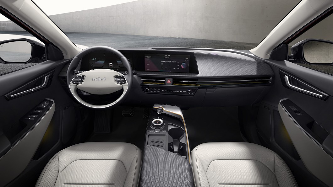 車內透過雙12吋曲面螢幕組成充滿科技感的座艙氛圍。(圖片來源/ Kia) 