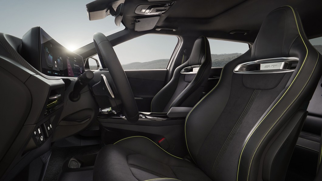 除雙曲面螢幕的科技感氛圍，EV6 GT還植入跑車化座艙鋪陳。(圖片來源/ Kia)