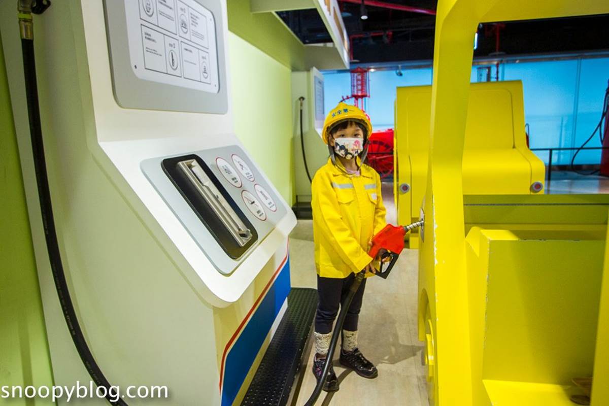 400坪免費玩！台北石油探索館體驗當「小加油員」，穿工程服拍照還能開小汽車