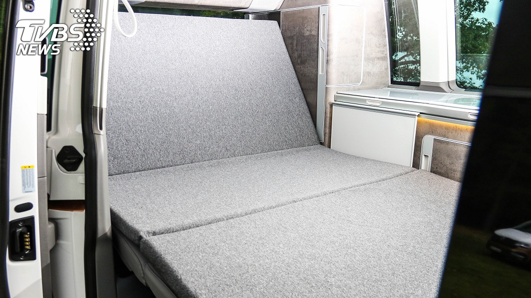 下鋪床架增加多段角度可調功能下鋪床架增加多段角度可調功能，可以變身大型躺椅。