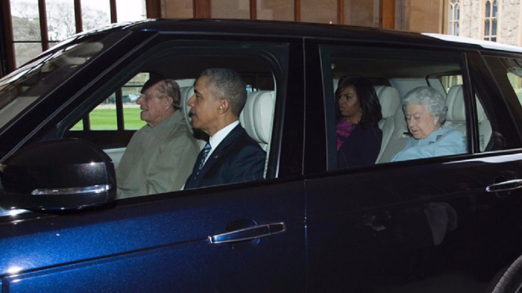 菲利普親王曾在2016年親自開車接待歐巴馬夫婦。(圖片來源/ shutterstock)