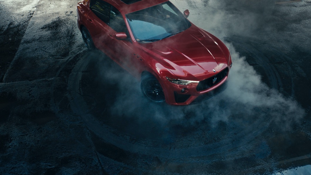 廣告中貝克漢駕駛著全新Levante Trofeo，在邁阿密公路旁的空地盡情甩尾燒胎。(圖片來源/ Maserati)