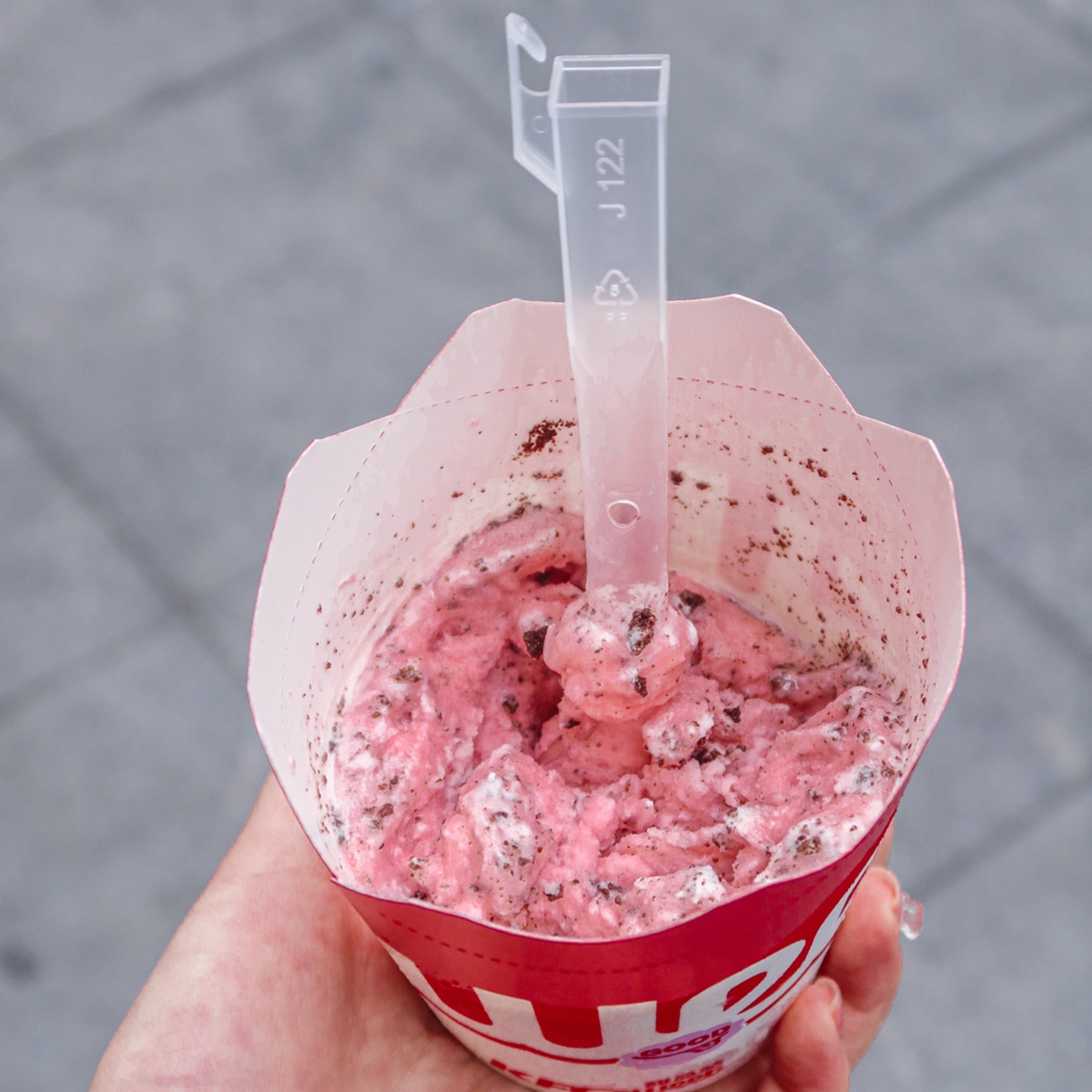 粉紅「蛋捲冰淇淋」太Ｑ！肯德基推３款夢幻系「岡山白桃」冰品，聖代啵啵必吃