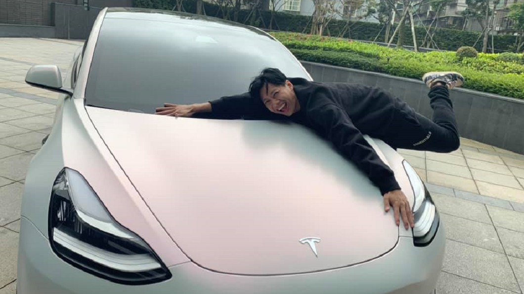 尼克收到老婆Ashly送給他的Tesla model 3當作生日禮物。(圖片來源/ 取自尼克臉書)