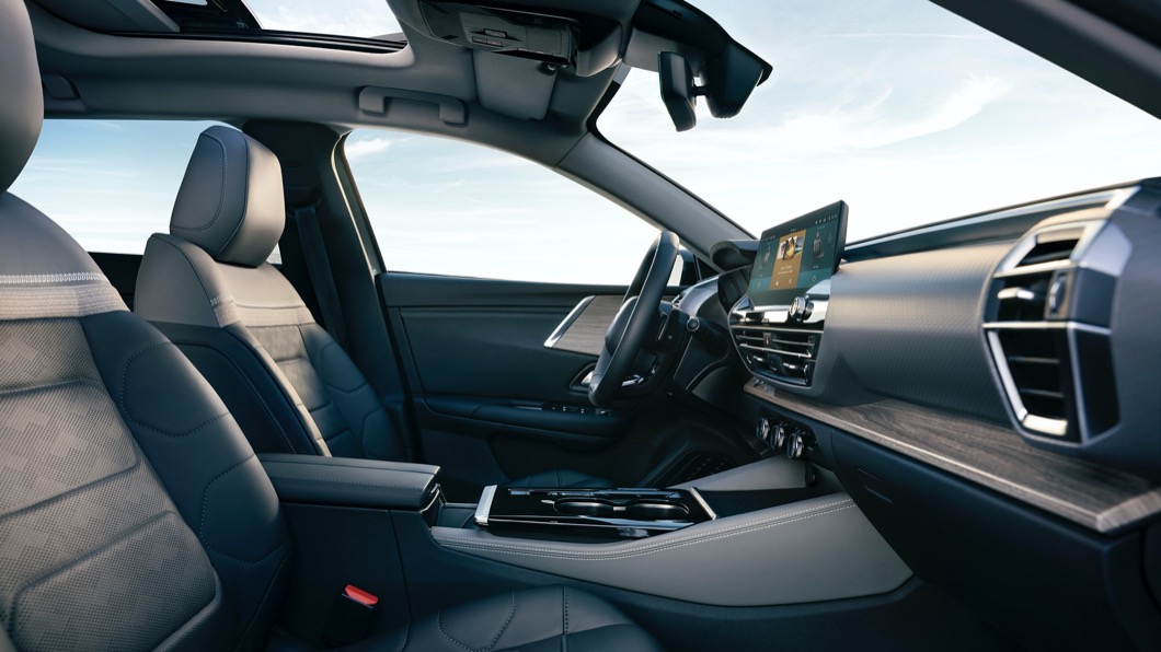 內裝設計方面C5 X也具有高級車的質感，提供溫暖舒適的空間。