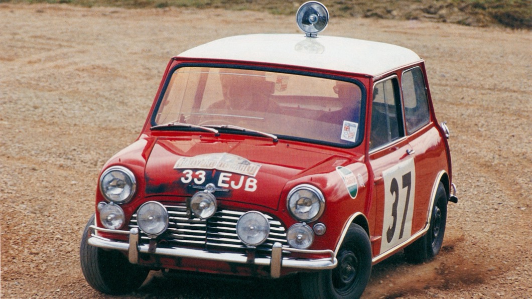1964年Mini Cooper S憑藉著優異操控還有Paddy Hopkirk精湛駕技，打敗同場其他大排氣量比賽車。(圖片來源/ MINI)