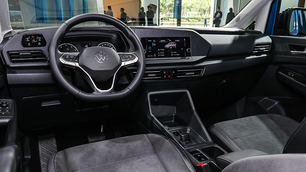 座艙設計更具科技感以及轎車質感。