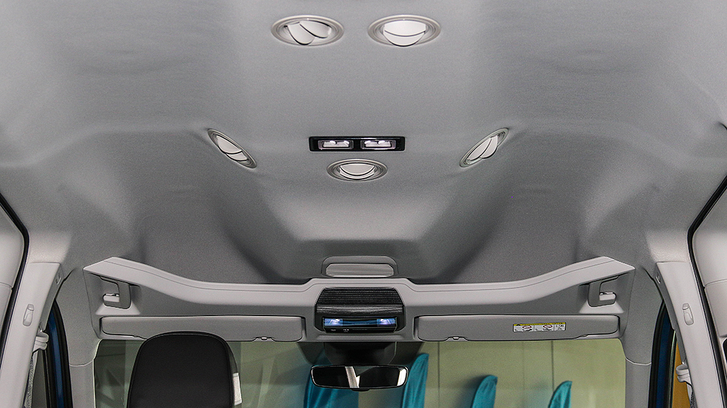 除了延續前代車型而來的吸頂式置物夾層，新一代Caddy Maxi標配後後座出風口。(圖片來源/ TVBS)