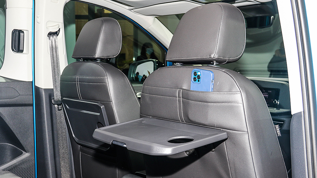 2.0 TDI Life車型標配前座椅背小桌板。(圖片來源/ TVBS)