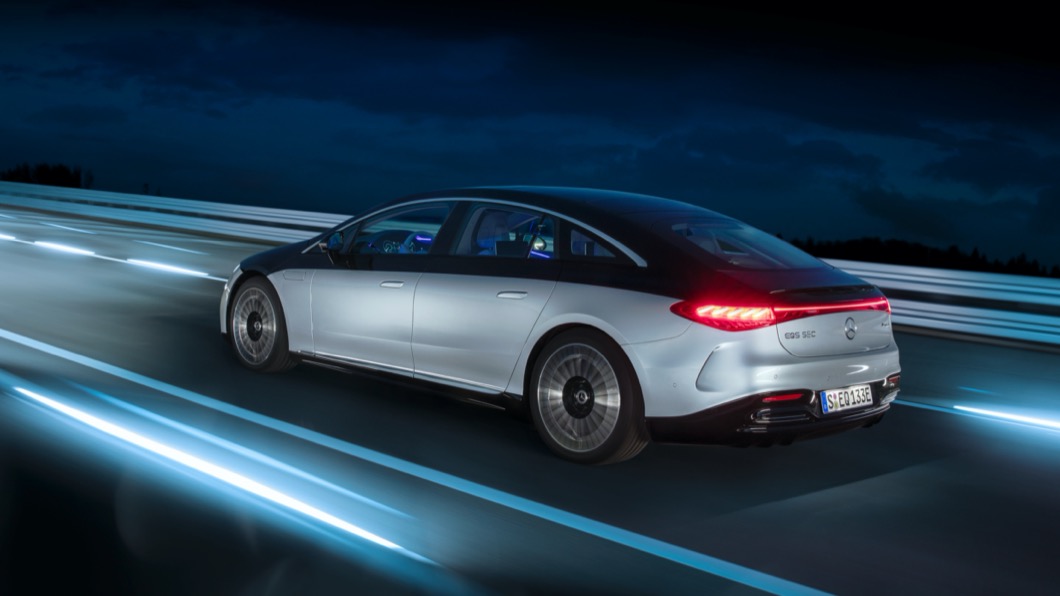 全新EQS具有圓滑的線條，以及充滿跑車風格的輪廓造型。(圖片來源/ M-Benz)