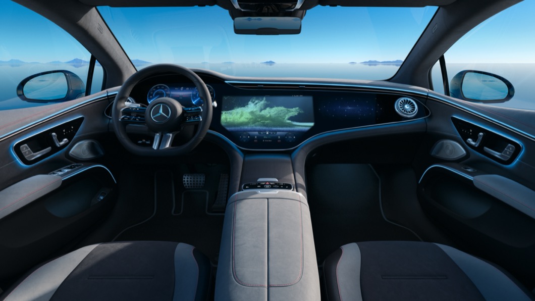 車內的亮點為全新超大尺寸MBUX螢幕，這組弧形螢幕有著56吋規格，並且分成三區塊。(圖片來源/ M-Benz)