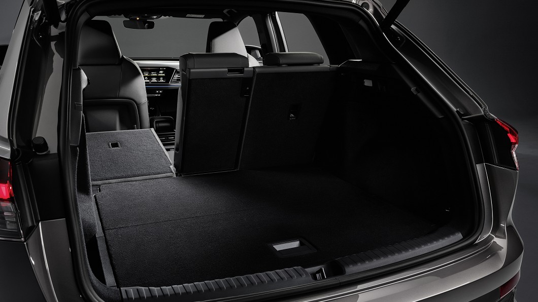 Q4 e-tron具備520公升基礎行李廂容機，並標配4/2/4分離傾倒後座椅背。(圖片來源/ Audi)