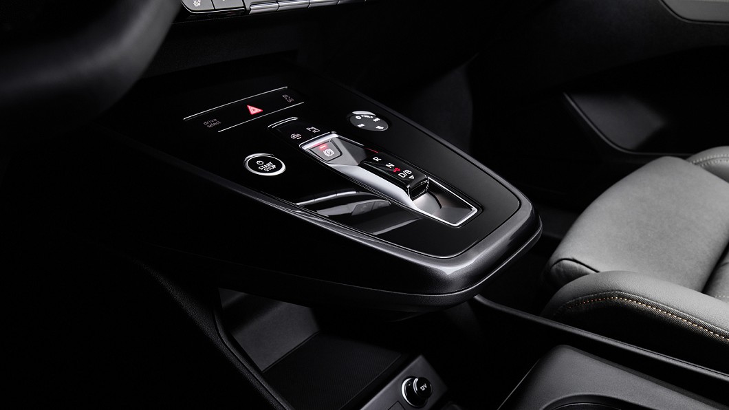 檔位切換介面為懸浮式設計，可騰出中控台下方與鞍座空間。(圖片來源/ Audi)