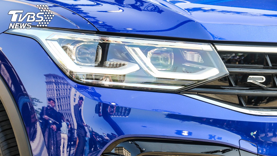330 TSI Elegance Premium車型以上皆標配整合動態照明系統的Matrix LED頭燈。