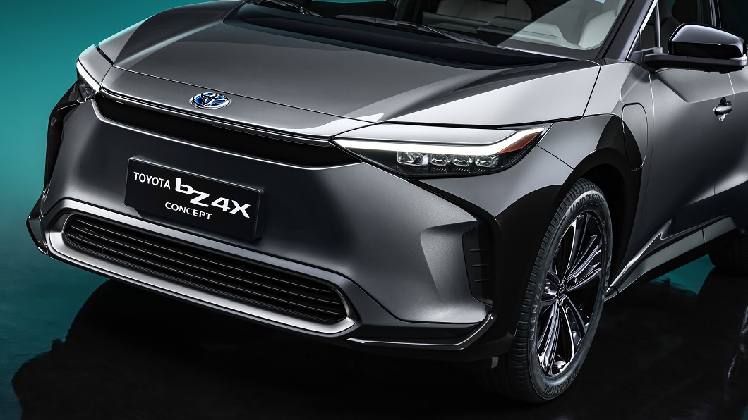 為凸顯與一般內燃機動力以及油電複合動力車型差異，bZ4X採用無水箱罩車頭設計。(圖片來源/ Toyota)