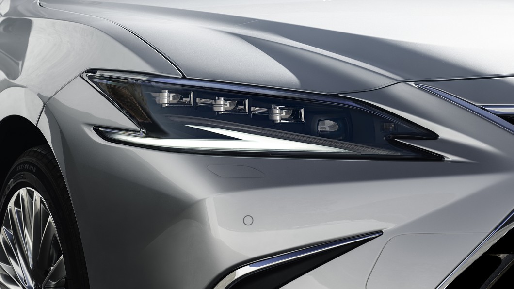 頭燈改為三眼式LED投射燈組，晝行燈樣式也有所更新。(圖片來源/ Lexus)