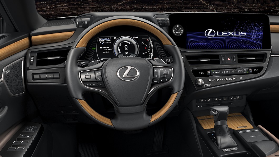 中控螢幕改為觸控介面，位置與角度都更接近駕駛座。(圖片來源/ Lexus)