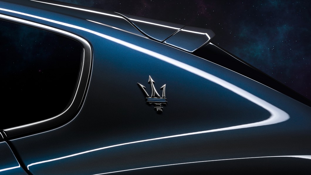 Levante 2.0於C柱上的Saetta徽飾中央，同樣有象徵電能的藍色設計。(圖片來源/ Maserati)