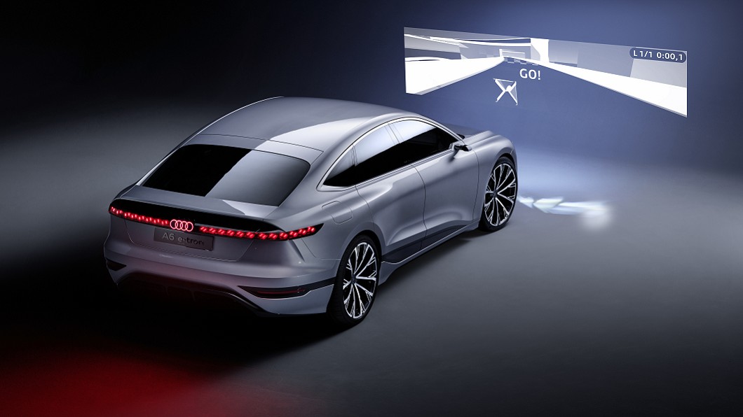 A6 e-tron配備的Digital Matrix LED頭燈可變化成為投影機。(圖片來源/ Audi)