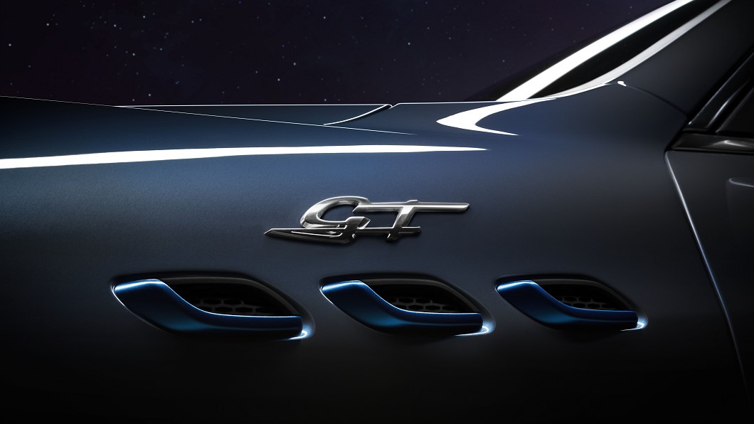 散熱鰭孔整合藍色設計，上方還有首度亮相、代表入門的新「GT」車型銘牌。(圖片來源/ Maserati)
