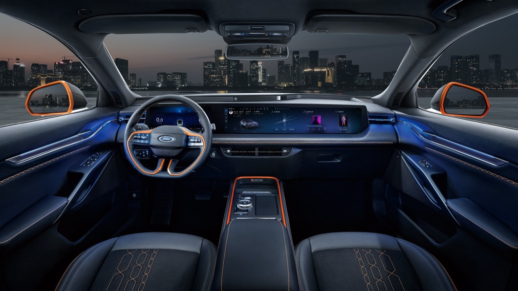駕駛座配備有12.3吋液晶儀錶，一旁還有27吋液晶觸控螢幕，並且一路延伸到副駕駛座。(圖片來源/ Ford)