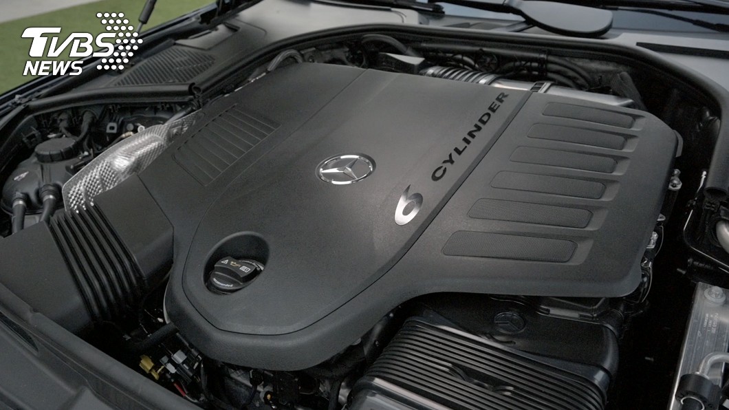 S 500 4Matic L車型，車上搭載3.0升直列六缸渦輪增壓引擎，並且加上48V輕油電系統。(圖片來源/ TVBS)