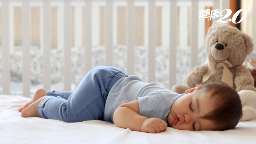 「睡姿」不只影響頭形，頭形畸形小心影響腦部！6月嬰「戴頭盔」矯正