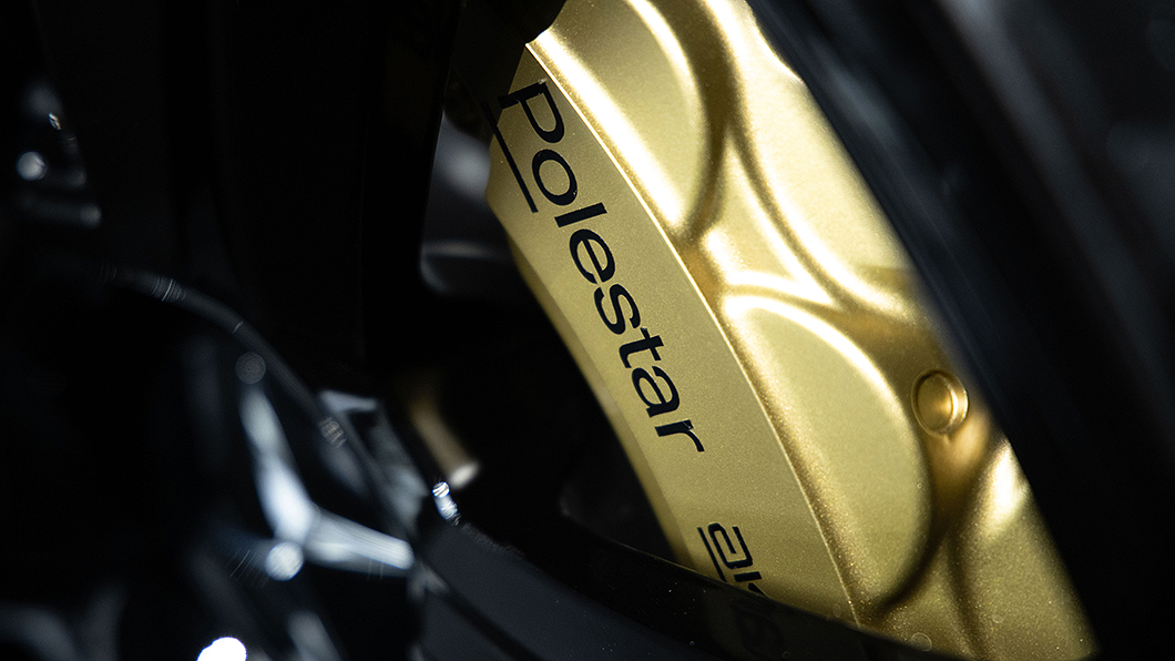 黑色輪圈與金色煞車卡鉗為特別版車型專屬搭配。(圖片來源/ Polestar)