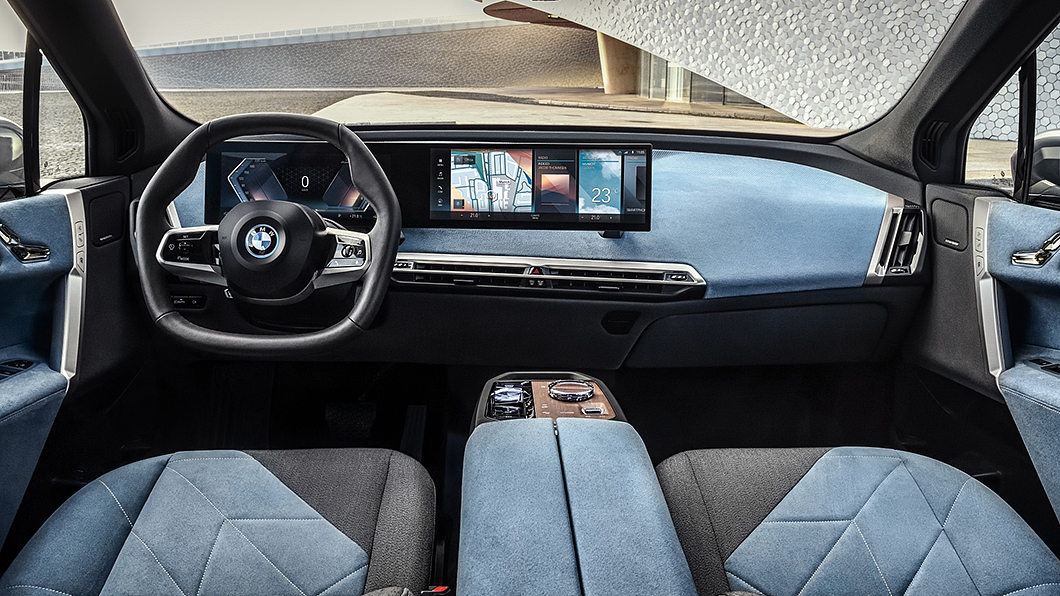 iX車內植入曲面螢幕營造科技感十足氛圍。(圖片來源/ 汎德)