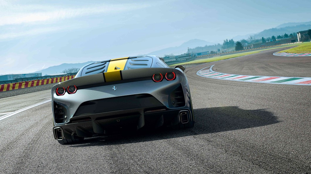 法拉利V12限量版升高了尾翼的角度，連帶加大了車尾的視覺寬度。(圖片來源/ Ferrari)