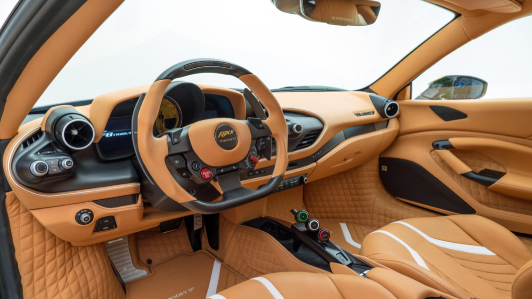 Mansory F8XX車上採用真皮米色內裝搭配白色皮革線條創造出高級感。(圖片來源/ Mansory)