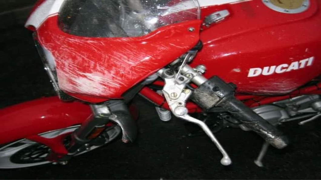 陶喆15年前在美國騎著Ducati Monster 1000 S4RS摔斷食指。（圖片來源/ 取自陶喆臉書）