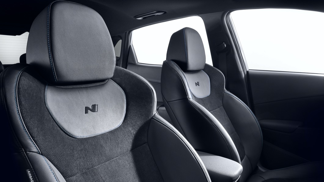 Kona N車上搭載的跑車座椅，面料以超細纖維絨面皮革呈現。(圖片來源/ Hyundai)