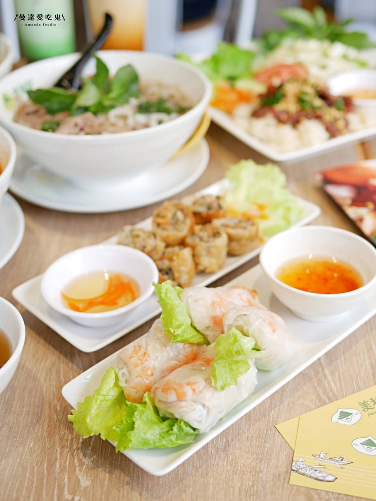 秒飛東南亞！美式越南餐館招牌河粉牛肉「粉紅透嫩」，生春捲沾醬微辣也超欠吃