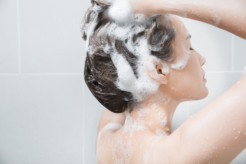 洗頭狂掉髮，堵塞排水孔看了好心慌？日韓專家教你「抗脫髮」洗頭技巧，學起來一生受用