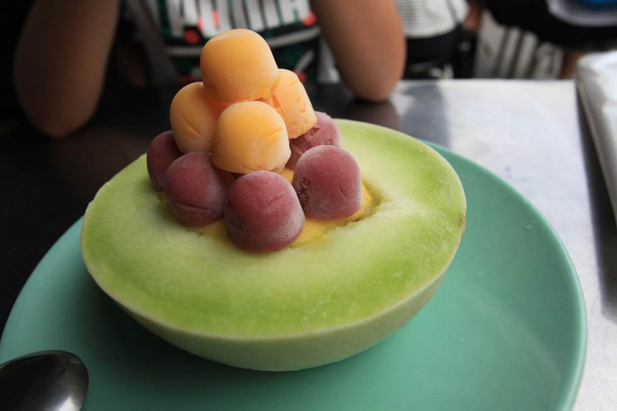 水果當碗好浮誇！台南老字號冰店必點超有哏「哈密瓜冰」，義式冰淇淋吃完還能嗑果肉