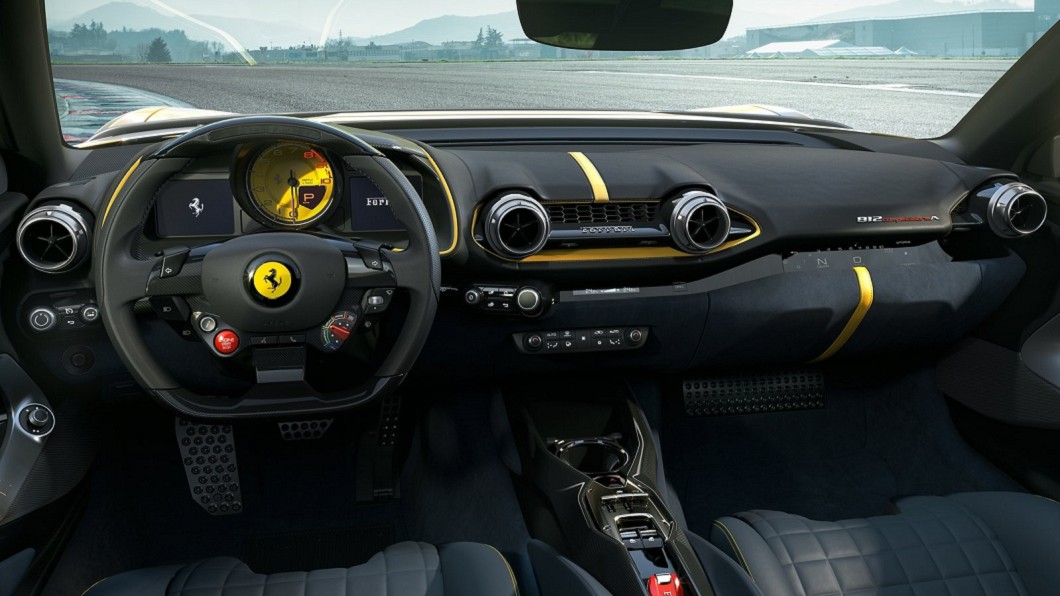 812 Competizione採用傳統指針式轉速表，可以讓車主看到最大轉速9,500的畫面。(圖片來源/ Ferrari )