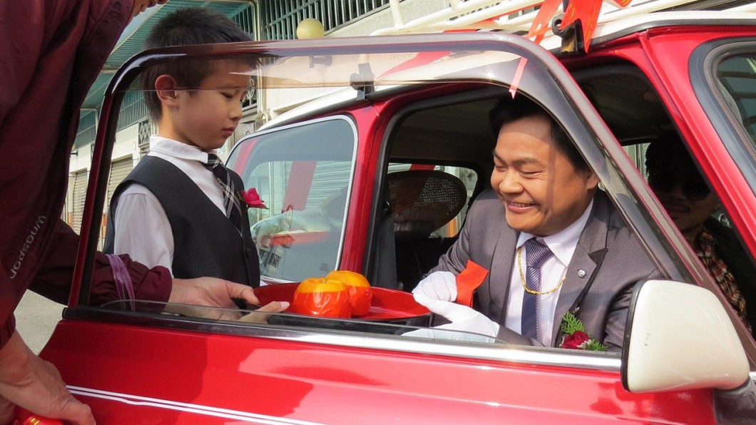 愛MINI成痴的簡先生，還用MINI車隊來迎娶老婆。(圖片來源/ TVBS)