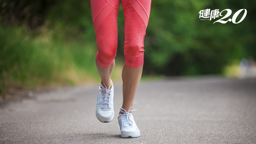 腰痠背痛、足底筋膜炎、退化性膝關節炎…錯誤步態走出一身病！醫曝4招正確走路 一天走幾步最好？